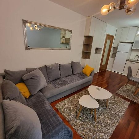 5 Star Apartment 포드고리차 외부 사진